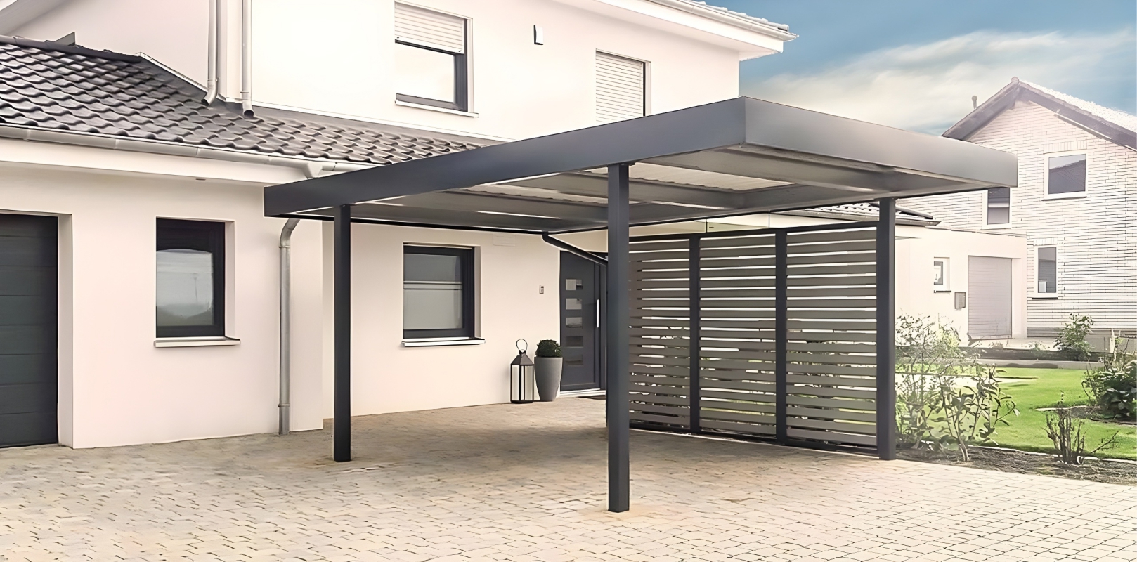 Современный автонавес с крышей из поликарбоната Односкатный навес-пристрой к дому из монолитного поликарбоната